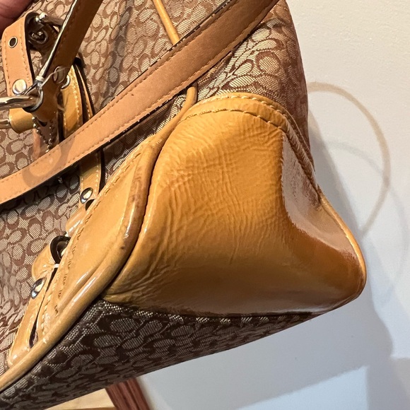 Tan coach purse, signature pattern - Picture 4 of 8